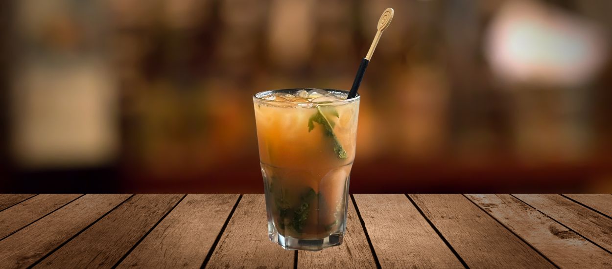 Rhum blanc, menthe, sucre de canne, citron vert, purée de fruit de la passion, nectar de fruit de la passion, jus d'orange  et grenadine.